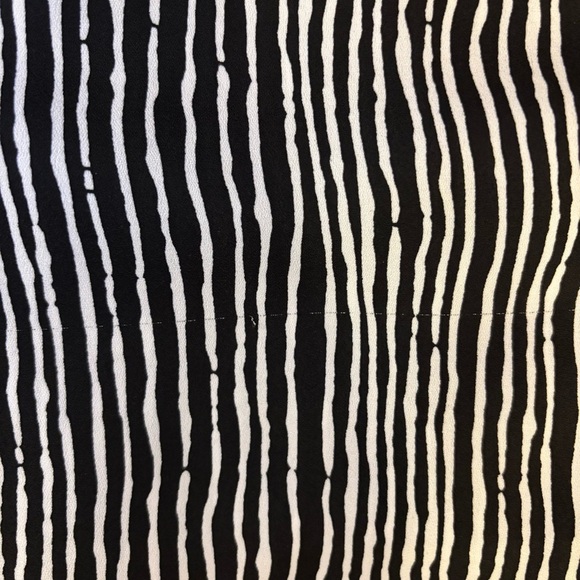 Le Sample Medium Black & White Striped Racerback Blouse, Eyelet Detail - Picture 4 of 6